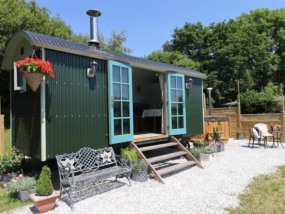 Two Moors Shepherds Hut Exeter 0*,  Großbritannien