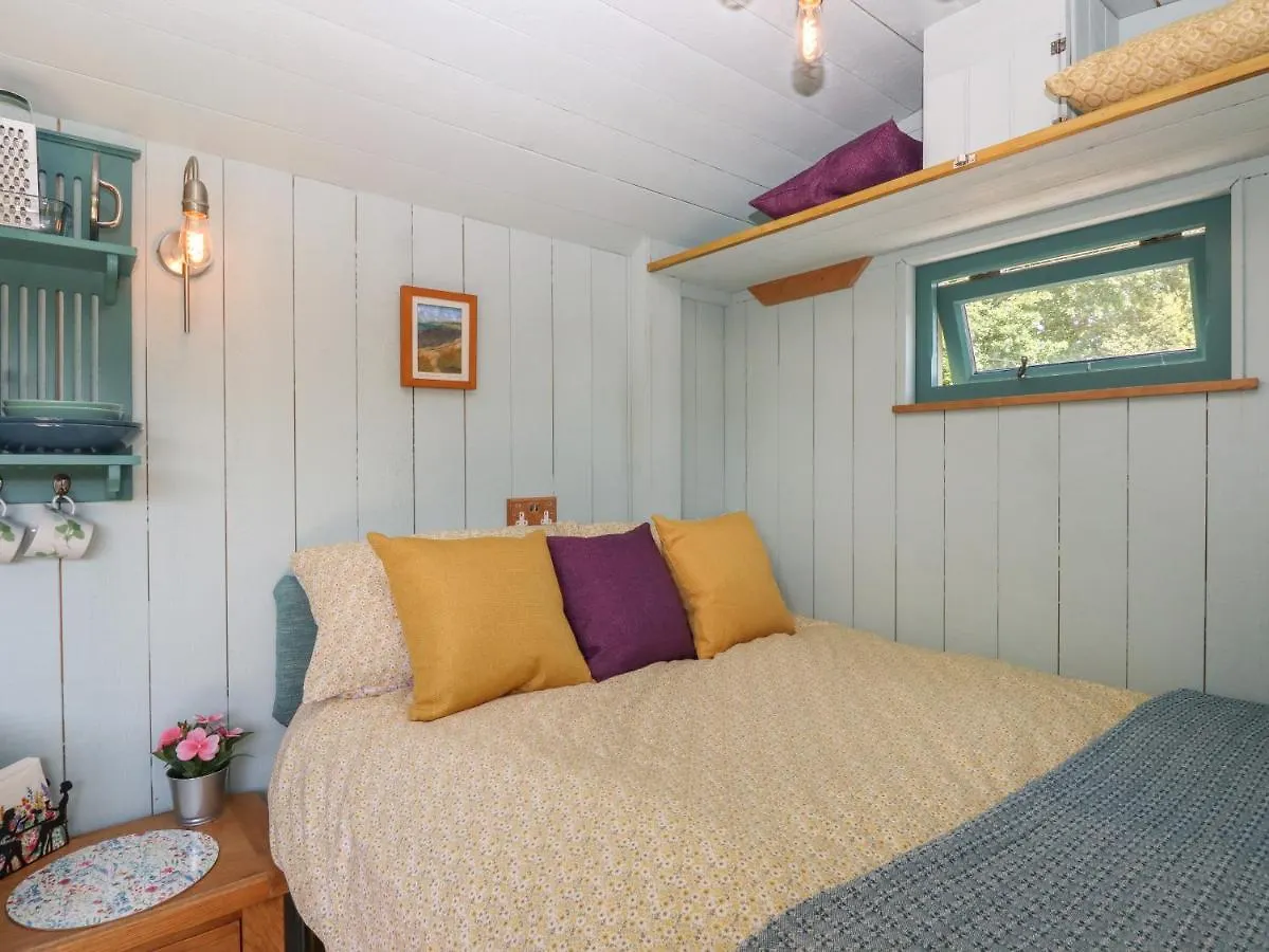 Two Moors Shepherds Hut Exeter 0*,